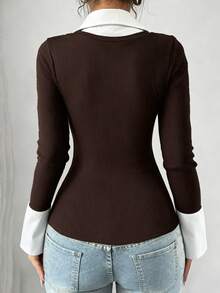 SHEIN Raffinéa 藍色條紋印花對比色女款簡約V領 Polo 領彈性修身打底上衣，休閒夜店商務休閒演唱會穿搭辦公室穿搭，老錢風熱門純色羅紋針織面料，高彈超軟舒適親膚貼身修身，休閒日常性感派對街頭度假旅行約會，春夏秋冬新款喇叭袖長袖T恤 - 咖啡棕 - 查看 2