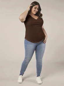 SHEIN BASICS 大尺碼純色V領T恤夏季上衣 - 棕色 - 查看 4