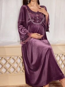 PalaceNights ثوب نوم للحوامل من المخمل بتطريز أمامي على الياقة وزخارف دانتيل زهرية عتيقة بأسلوب ملكي - الأرجواني - مشاهدة 4