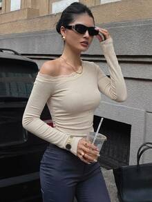 DAZY 女款純色對比蕾絲不對稱露肩T恤 秋季 - 米色 - 查看 5