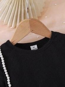 SHEIN 女孩可愛休閒羅紋短袖上衣與刺繡布料裙組，舒適甜美 - 黑色 - 查看 3