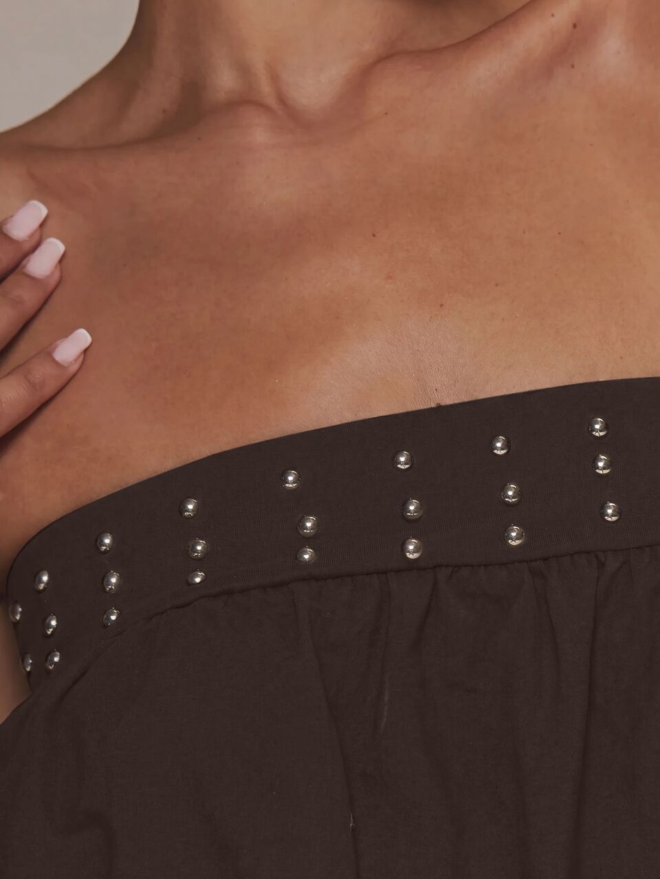 Combinaison noire cloutée bandeau Bardot printemps été vacances bohème Ibiza élégante