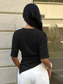 Aloruh 休閒極簡黑色圓領收腰開衩下擺女款 T-shirt - 黑色 - 查看 2