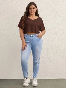 SHEIN BASICS 大尺碼純色V領短版T恤 夏季女款上衣 夏日穿搭 - 咖啡棕 - 查看 4