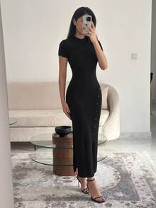 Modelyn Gaun Rajut Cheongsam Gaya Cina Elegan Lengan Pendek Pas Badan dengan Potongan Asimetris di Bagian Depan dan Pinggang yang Mengencangkan, Dilengkapi Kancing Katak - Hitam - View 4