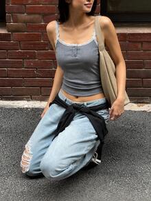 K-Vae Atasan Tanpa Lengan Wanita Model Korea dengan Desain Tali Bahu Berenda dan Trim Kontras, Kerah Henley, Kancing Depan, Dapat Digunakan Sebagai Pakaian Dalam dan Luar. - Grey - View 6