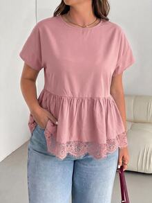SHEIN Essnce 大尺碼女款春夏時尚休閒寬鬆涼爽舒適日常基本百搭顯瘦黑色蕾絲飾邊下擺短袖娃娃上衣，外出上衣，極簡風，蕾絲飾邊黑色上衣，夏季襯衫 - 藕粉色 - 查看 5