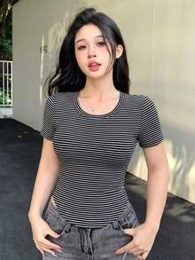 DAZY 春夏白色純色基本款圓領音樂節情人節婚禮運動休閒街頭戶外短袖女款T恤 - 黑與白 - 查看 3