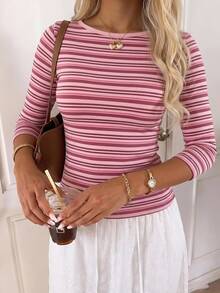 CovetEZ 休閒極簡風 95%棉 性感露肩奶油黃條紋短袖T恤，適合春夏，春夏穿搭，奶油黃條紋顯白，夏季上衣，適合日常通勤、約會、聚會，秋冬春夏、聖誕節、新年、感恩節、派對、婚禮、海灘、畢業典禮，時尚 - 彩色 - 查看 4