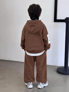SHEIN Little Byeori 2件組兒童小男孩休閒街頭風韓式雪花與大字母印花連帽長袖衛衣及純色鬆緊腰運動長褲套裝，適合返校、生日、嬰兒派對、節日派對，秋冬穿著 - 棕色 - 查看 2
