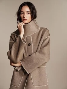 Anewsta Essential معطف صوف بني قصير للنساء بتصميم شتوي متكامل مع ياقة وشاح مزدوجة الجانب، بكتف منسدل وقصة فضفاضة، مزين بأنابيب بلون متباين وزهرة قشرية، مناسب للتنقل والتسوق والمواعدة والحفلات والخروجات الشتوية والمناسبات الاجتماعية الخفيفة - بني - مشاهدة 6