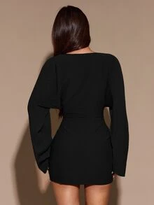 SHEIN BAE 秋冬女款純色性感深V領露背長袖修身抓皺針織迷你洋裝 - 黑色 - 查看 2
