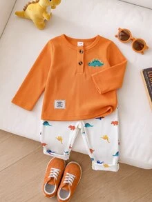 SHEIN Playful Pals 2件組幼兒男童亨利領上衣褲套裝，可愛橘色白色恐龍印花羅紋長袖圓領生日秋季假期連身衣毛衣，鬆緊腰 - 橘色 - 查看 1