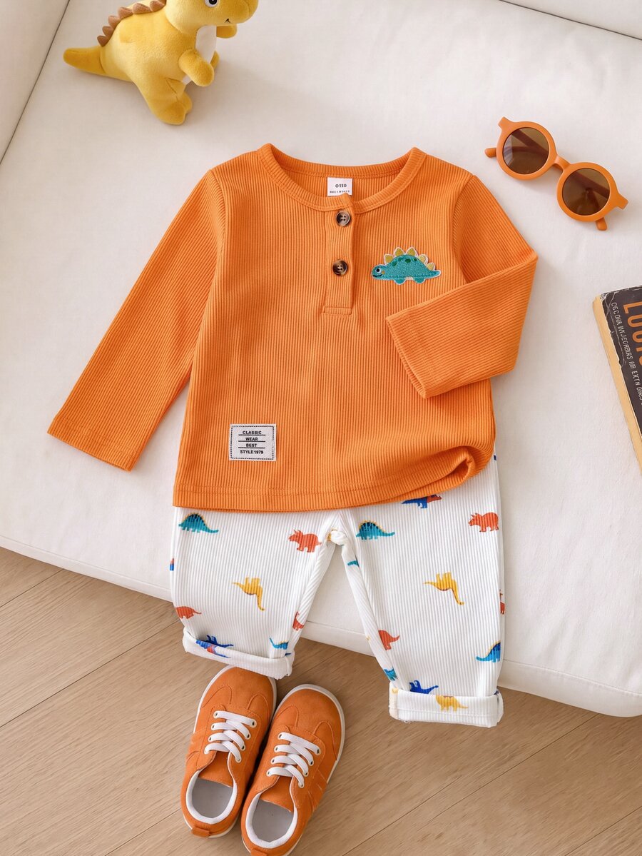 SHEIN Playful Pals 2件組幼兒男童亨利領上衣褲套裝,可愛橘色白色恐龍印花羅紋長袖圓領生日秋季假期連身衣毛衣,鬆緊腰 - 橘色 - 查看 1