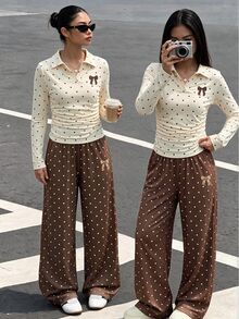 SHEIN 青少年女孩休閒度假戶外通勤針織聚酯纖維校園派對舒適柔軟運動數位印花波點圖案蝴蝶結熱轉印翻領V領長袖上衣彈性腰長褲時尚百搭返校春秋季套裝 - 棕色 - 查看 2