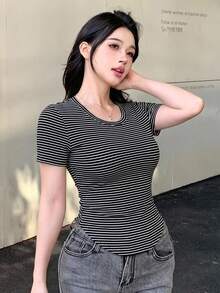 DAZY 春夏白色純色基本款圓領音樂節情人節婚禮運動休閒街頭戶外短袖女款T恤 - 黑與白 - 查看 5