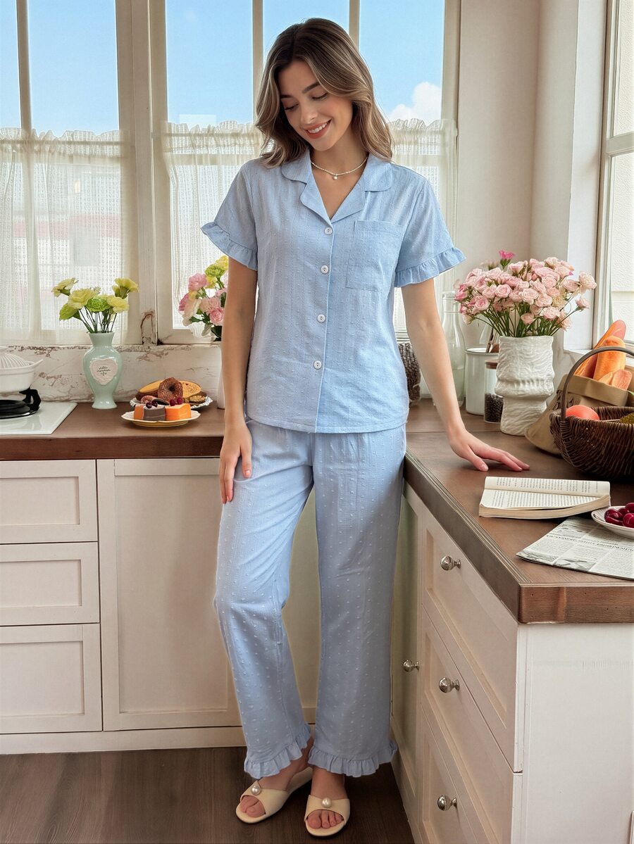 Snug Reverie Set Piyama Santai Wanita Nyaman dengan Motif Bunga Jacquard Biru Muda yang Romantis dan Segar, Lengan Pendek, dan Celana Panjang dengan Hiasan Rumbai. - Biru - View 1