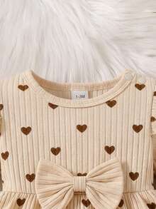 SHEIN 新生兒春秋款棕色溫柔風愛心印花黑色蝴蝶結裝飾針織花瓣袖套頭上衣搭配黑色蝴蝶結裝飾純黑修身長褲2件套，適合外出、居家休閒、運動、聖誕派對 - 杏色 - 查看 3