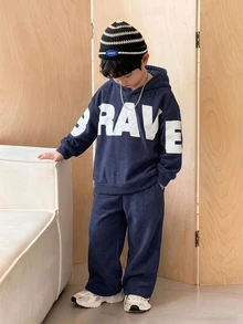 SHEIN Little Byeori 2件組兒童小男孩休閒街頭風韓式雪花與大字母印花連帽長袖衛衣及純色鬆緊腰運動長褲套裝，適合返校、生日、嬰兒洗禮、節日派對，秋冬穿著 - 藏蓝色 - 查看 4