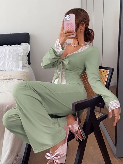 Napfluff طقم بيجاما نسائي وردي لطيف بياقة على شكل حرف V مع فيونكة زينة وأكمام طويلة مع أساور دانتيل بيضاء وتصميم رقعات وبنطلون وردي بساق مستقيمة