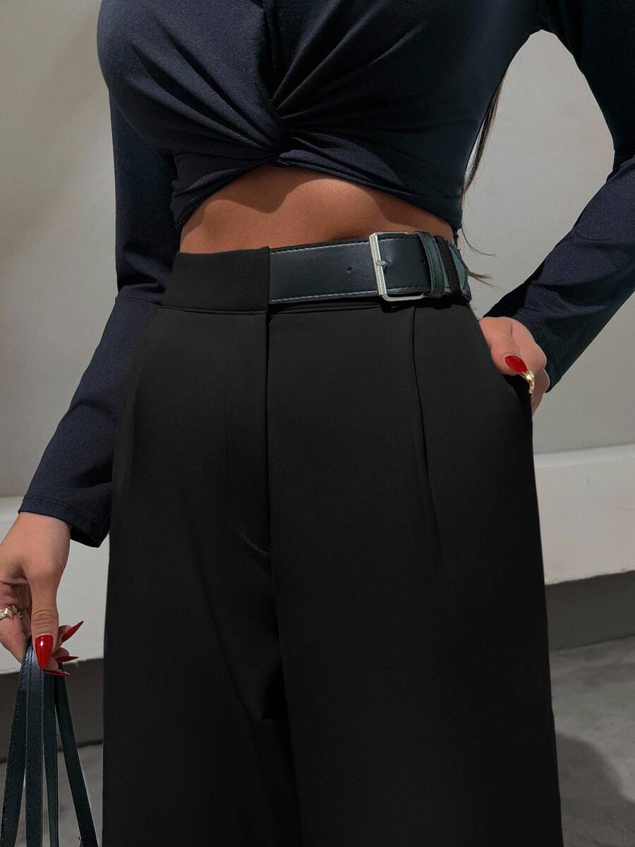 SHEIN بنطال نسائي مقاس كبير بلون أسود سادة، بأسلوب أنيق، مع تفاصيل حزام من الجلد الصناعي نصف، بقصة مستقيمة - الأسود - مشاهدة 1