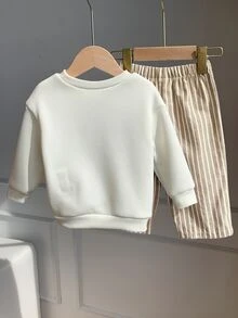 SHEIN 2件組中性嬰兒男孩/女孩秋冬休閒可愛標語衛衣與條紋長褲套裝，嬰兒男孩服裝套裝，嬰兒男孩秋冬服飾，柔軟街頭風 - 卡其色 - 查看 2