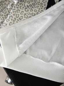 SHEIN 1件青少年女孩美式復古甜酷豹紋夾克，適合校園購物與日常外出穿著，春秋款淺灰色滿版豹紋 NYC 字母連帽拉鍊寬鬆休閒衛衣 - 灰色 - 查看 7