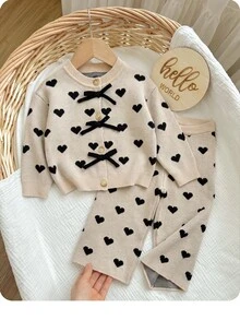 SHEIN 女嬰愛心圖案長袖上衣與長褲休閒針織套裝 - 卡其色 - 查看 8