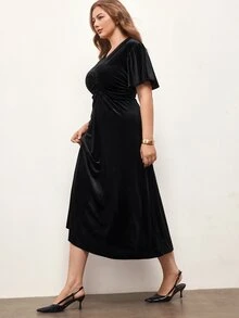 Maija Gaun Elegan Lipit Lengan Pendek Leher V Warna Polos untuk Wanita Ukuran Plus - Hitam - View 4