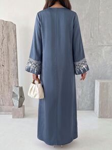 Al Najma 時尚貼花小V領寬鬆優雅洋裝 - 灰藍色 - 查看 2