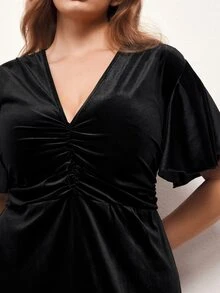 Maija Gaun Elegan Lipit Lengan Pendek Leher V Warna Polos untuk Wanita Ukuran Plus - Hitam - View 6