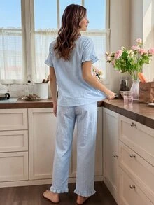Snug Reverie Set Piyama Santai Wanita Nyaman dengan Motif Bunga Jacquard Biru Muda yang Romantis dan Segar, Lengan Pendek, dan Celana Panjang dengan Hiasan Rumbai. - Biru - View 2