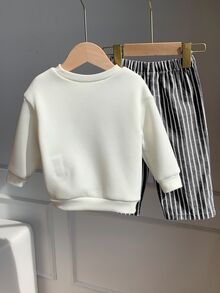SHEIN 中性嬰兒男/女嬰 2件組秋冬休閒可愛標語衛衣與條紋長褲套裝，男嬰服飾套裝，男嬰秋冬服飾，柔軟，街頭風 - 黑與白 - 查看 2