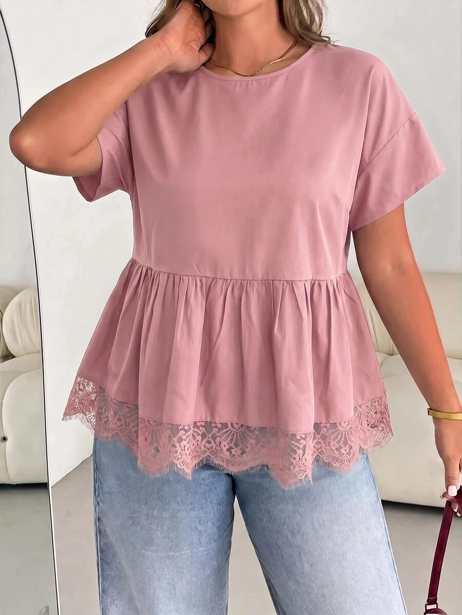 SHEIN Essnce 大尺碼女款春夏時尚休閒寬鬆涼爽舒適日常基本百搭顯瘦黑色蕾絲飾邊下擺短袖娃娃上衣,外出上衣,極簡風,蕾絲飾邊黑色上衣,夏季襯衫 - 藕粉色 - 查看 1