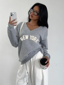 SHEIN EZwear 女款V領寬鬆大尺寸休閒衛衣，紐約圖案，休閒街頭時尚百搭，返校穿搭，夜店派對 - 灰色 - 查看 4