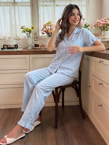 Snug Reverie Set Piyama Santai Wanita Nyaman dengan Motif Bunga Jacquard Biru Muda yang Romantis dan Segar, Lengan Pendek, dan Celana Panjang dengan Hiasan Rumbai. - Biru - View 4