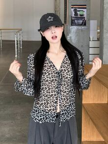 K-Vae Blus Bertali Motif Leopard Modis untuk Komuter - Grey - View 4