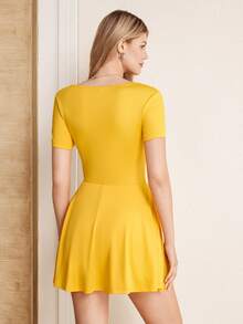 LOONEY TUNES X SHEIN Gaun Pendek Wanita Lengan Pendek Leher Persegi Musim Panas yang Lucu - Kuning - View 2