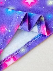 SHEIN 女童圓領短袖短褲套裝 夢幻女團星形圖案印花 甜美酷感童趣風 針織彈性布料 舒適柔軟高彈力貼身 紫色 UV光感螢光 2件組居家休閒睡衣 - 紫色 - 查看 7