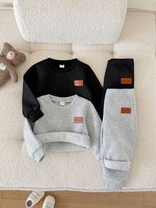 SHEIN Playful Pals 2件組男嬰幼兒運動衫運動長褲套裝，可愛學院風，黑灰色皮革貼布，羅紋袖口，長袖圓領，加厚戶外秋季連身衣 - 彩色 - 查看 4