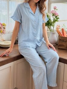 Snug Reverie Set Piyama Santai Wanita Nyaman dengan Motif Bunga Jacquard Biru Muda yang Romantis dan Segar, Lengan Pendek, dan Celana Panjang dengan Hiasan Rumbai. - Biru - View 6