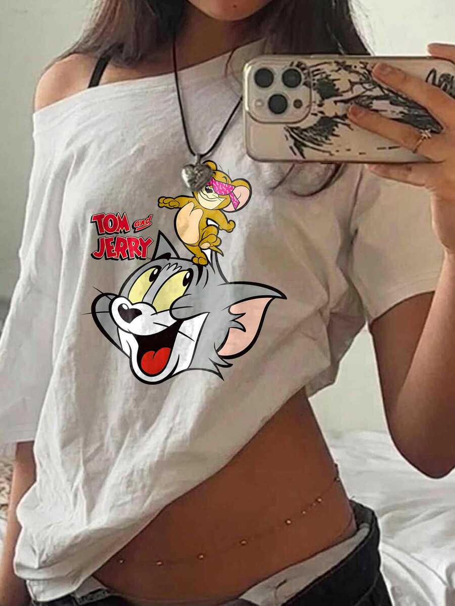 TOM & JERRY X SHEIN SHEIN EZwear 大尺碼女款字母與卡通印花不對稱肩休閒日常T恤 - 白色 - 查看 1