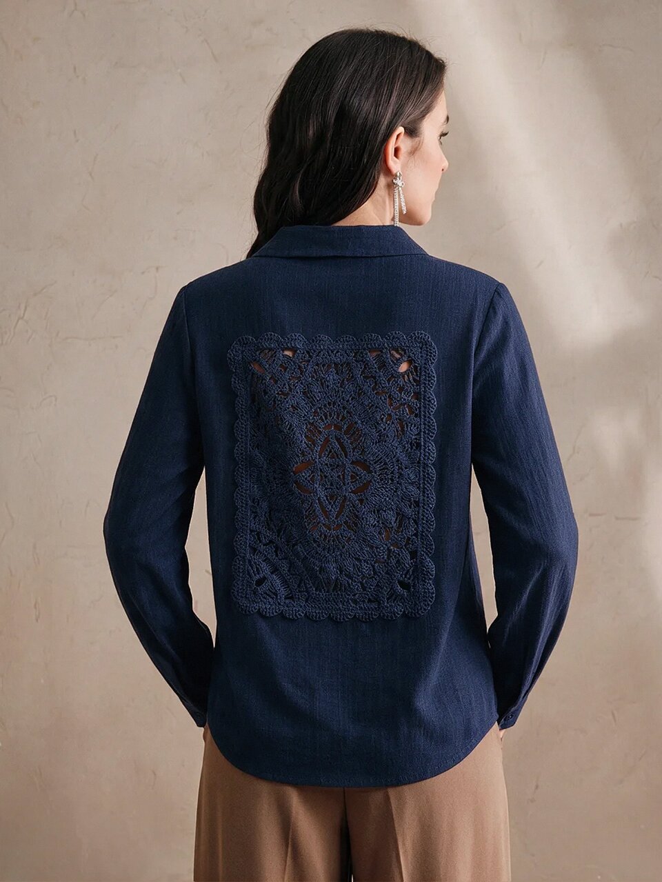 Women's New Elegant Summer Early Autumn Linen Collared Long Sleeve Slim Fit Lace Hollow Lace Trim Patchwork Design Blouse Shirt, Suitable For Vacation, Daily Wear And Commuting