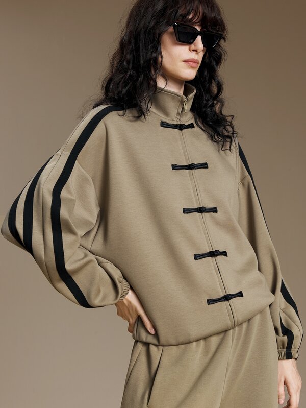 Ontre 2026 Neues Herbst Damen Sweatshirt mit lockerem Schnitt in einfarbigem Armeegrün, Langarm, mit kontrastfarbenem gewebtem Band und neuem chinesischem Froschknopf-Design, lässig, für den Arbeitsweg, urban, modern, minimalistisch, elegant, für Teeparty, Unabhängigkeitstag, Old Money Stil, Lehreroutfit, Bürokleidung, Urlaubsoutfit, Urlaubs- und Dateoutfit, Damen Oberbekleidung, vielseitiges Sweatshirt