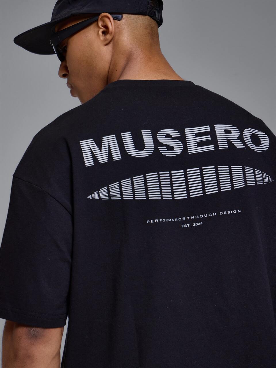 Camiseta Esportiva Oversized Gola Careca Comprimento Cropped Estampa Grande nas Costas "Musero" Primavera Verão Roupa Esportiva Ativa
