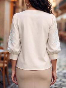 SHEIN Privé 女款大尺碼夏季V領交叉裹身刺繡泡泡袖上衣，優雅浪漫通勤OL風，百搭顯瘦上衣，白色，適合秋季 - 淡黃色 - 查看 2