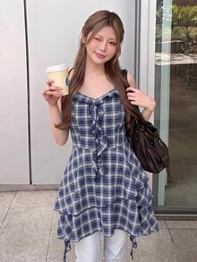 Bijouette 女款大尺碼海軍藍與粉藍格紋細肩帶洋裝，性感休閒復古V領荷葉邊設計，收腰不對稱層次裙擺夏季款 - 藏蓝色 - 查看 11