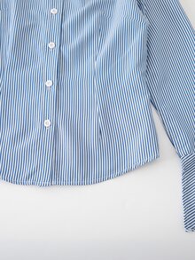 SHEIN 1件女款青少年垂直條紋布料領口鈕扣長袖馬蹄袖短版修身襯衫，秋季上衣 - 藍白色 - 查看 6