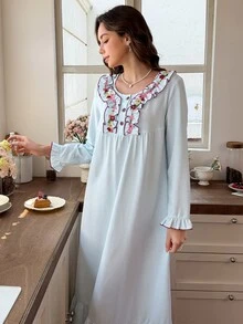 Snug Reverie فستان نوم نسائي بحجم قياسي بلون موحد وأكمام طويلة، مزين بحافة دانتيل زهرية على الياقة، بأسلوب رومانسي منعش، مناسب للارتداء في المنزل والخارج - أزرق فاتح اللون - مشاهدة 3
