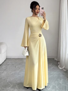 Elenzga 棕色彈性針織中長洋裝，扭轉領口與腰部金屬環百褶設計，法式奢華修身剪裁，適合派對與度假穿著 - 黃色 - 查看 5